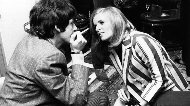 Fotógrafa Linda Eastman fala com Paul McCartney no lançamento de imprensa do disco Sergeant Peppers Lonely Hearts Club Band em 1967. O casal se casou dois anos depois