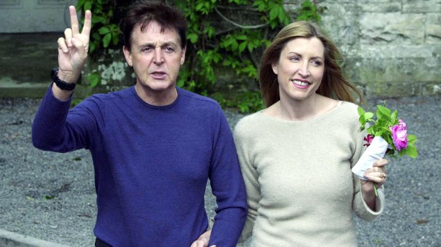 Paul McCartney e sua segunda esposa, a modelo Heather Mills em 2002