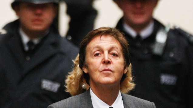 Paul McCartney chega ao Supremo Tribunal em 15 de fevereiro de 2008, em Londres, para mais um dia da audiência que decidiu um acordo financeiro para o divórcio