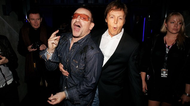Bono e Paul McCartney no palco do MTV Europe Music Awards, realizado no Echo Arena em 6 de novembro de 2008, em Liverpool, Inglaterra