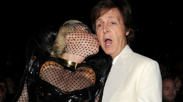 Paul McCartney ganha beijo de Lady Gaga durante 54ª edição do Grammy no Staples Center em fevereiro de 2012