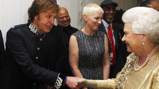 Cantor britânico cumprimenta a rainha Elizabeth II durante as comemorações do Jubileu de Diamante
