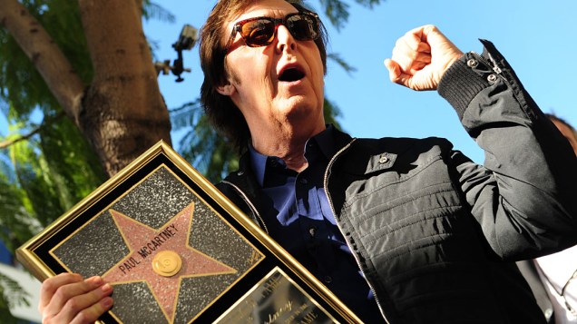 Paul McCartney posa para imprensa após a inauguração de sua estrela na "Calçada da Fama de Hollywood", Califórnia