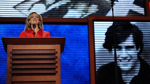 Telão mostra foto de um jovem Mitt Romney durante o discurso de Ann, mulher do candidato
