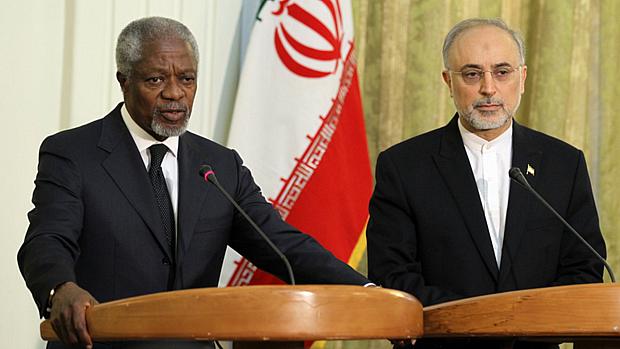 Kofi Annan e o chanceler iraniano, Ali Akbar Salehi