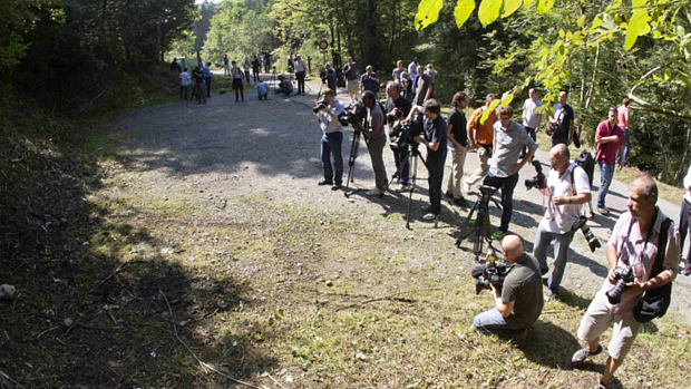 Jornalistas no local onde foi encontrada uma família morta em Annecy, na França