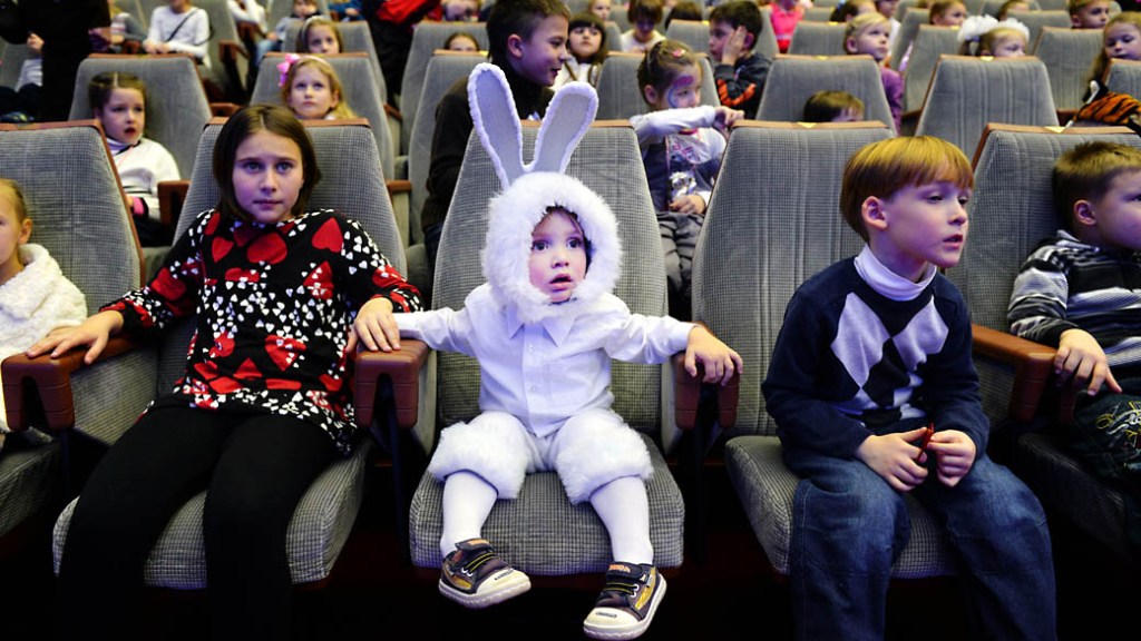 Crianças assistem espetáculo de Ano Novo, na Rússia