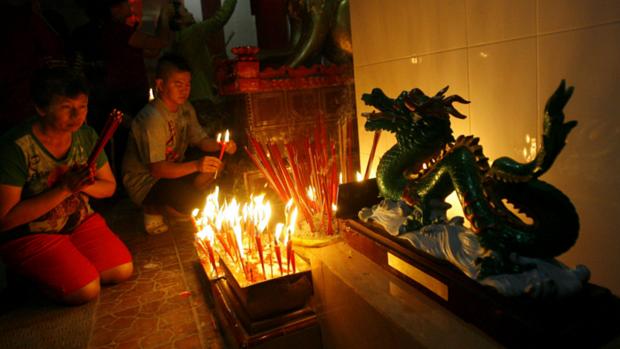 Pessoas fazem orações e queimam incensos para celebrar o Ano Novo chinês em templo da província de Banda Aceh, na Indonésia