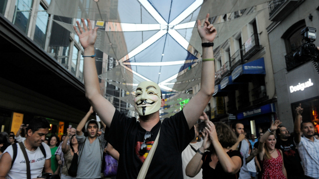 Membro do Anonymous protesta nas ruas de Madri, na Espanha