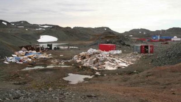 Na Península de Fildes, na Antártida, o lixo se amontoa perto das estações científicas durante temporada de 2008/2009