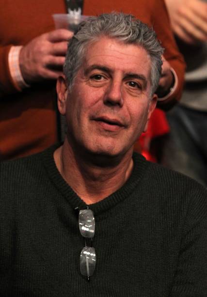 O chef e apresentador de TV Anthony Bourdain torce no UFC 140