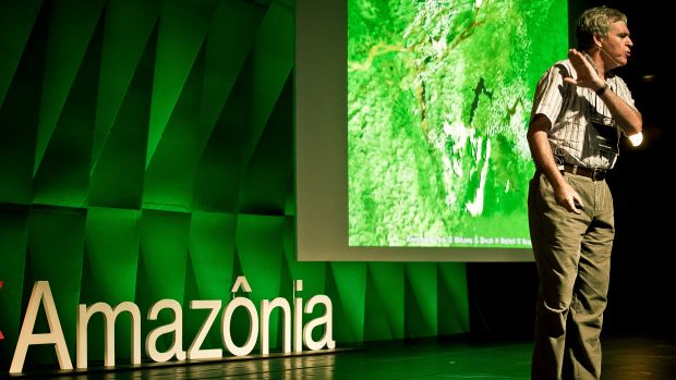 O climatologista Antonio Donato Nobre durante sua palestra no TEDxAmazônia