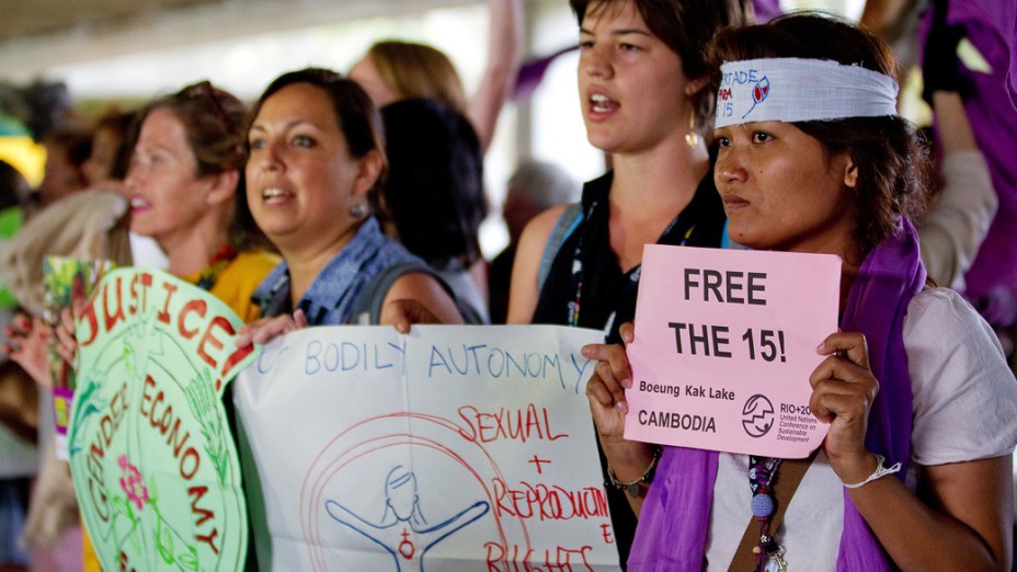 Mulheres de várias nacionalidades fazem protesto no Riocentro, contra a aprovação do texto final