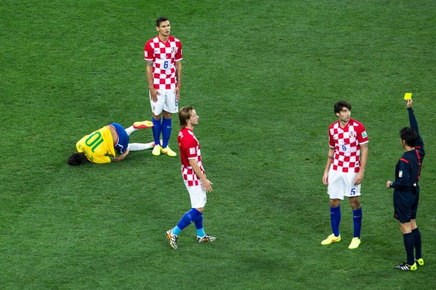 Juiz mostra cartão amarelo para jogador da Croácia após falta em Neymar