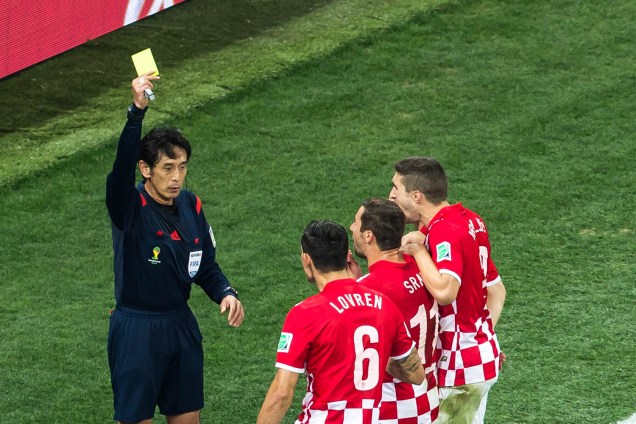 Juiz mostra cartão amarelo para jogador da Croácia