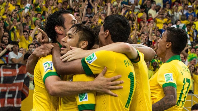 Jogadores comemoram terceiro gol no estádio Maracanã durante final da Copa das Confederações entre Brasil e Espanha, no Rio de Janeiro