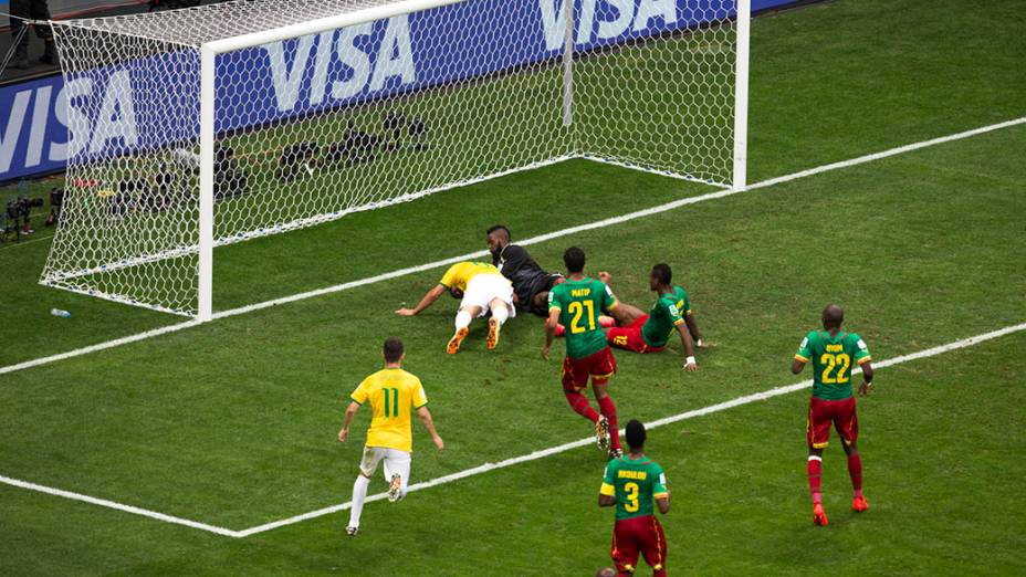 Fred tenta fazer gol no jogo contra Camarões no Mané Garrincha, em Brasília