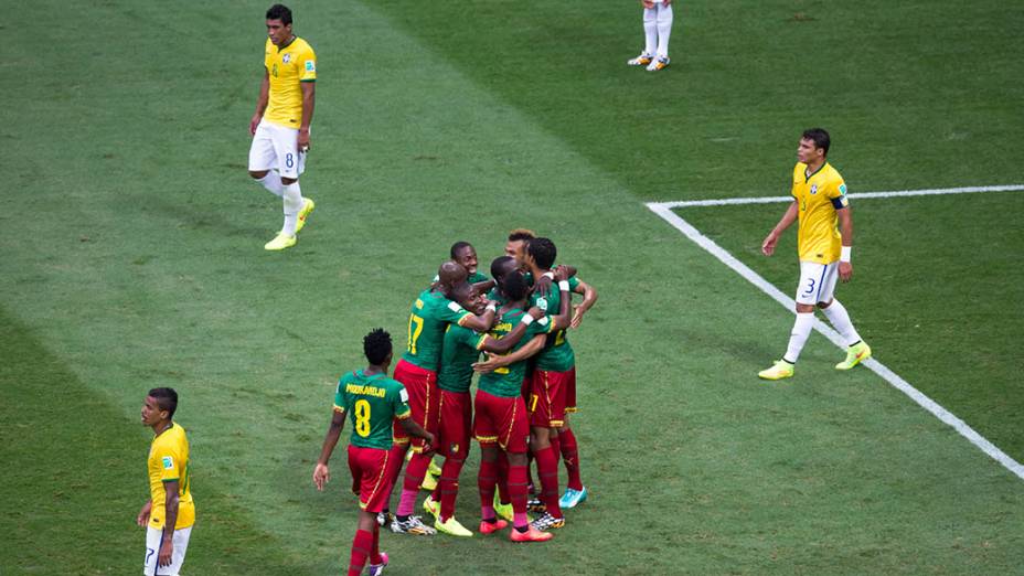 Jogadores do Camarões comemoram gol de empate contra o Brasil no Mané Garrincha, em Brasília