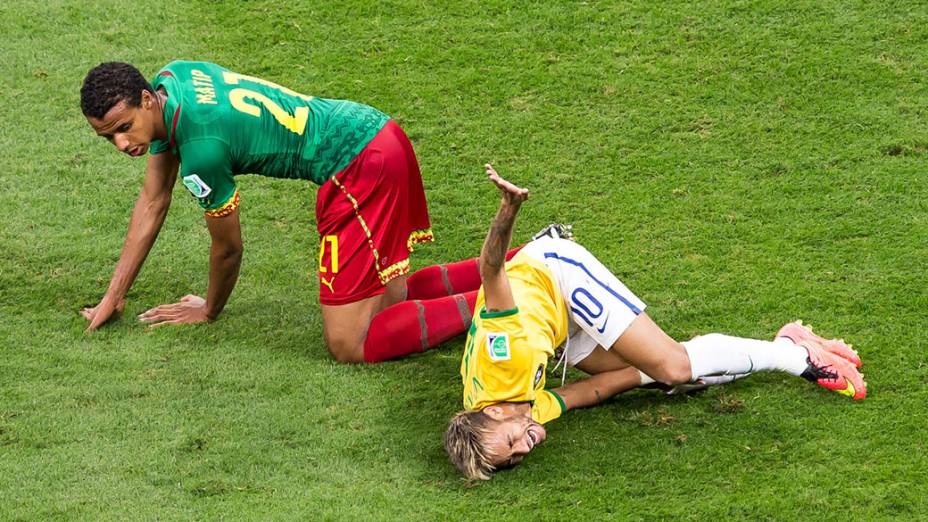 Neymar sofre falta do jogador de Camarões no Mané Garrincha, em Brasília
