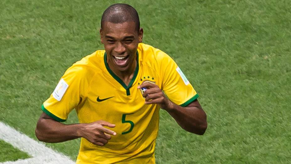 Fernandinho comemora o quarto gol do Brasil contra Camarões no Mané Garrincha, em Brasília