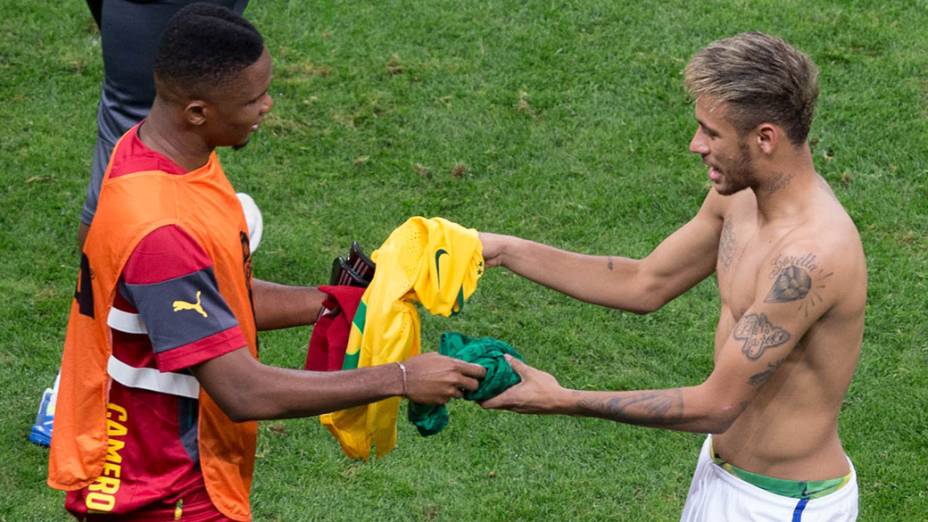 Neymar troca camisa com o camaronês Samuel Etoo