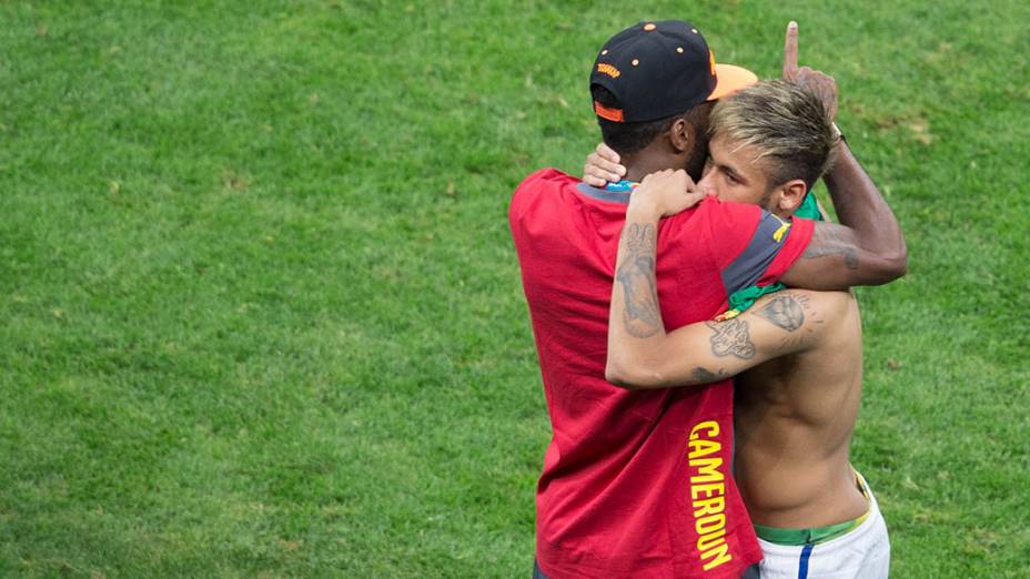 Neymar cumprimenta o camaronês Alexandre Song no final da partida