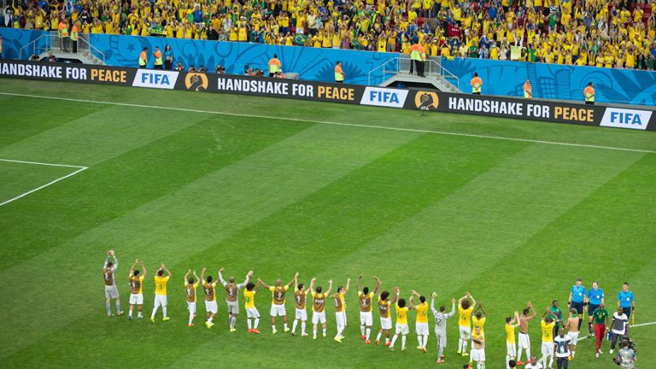 Jogadores do Brasil comemoram a vitória sobre Camarões no Mané Garrincha, em Brasília