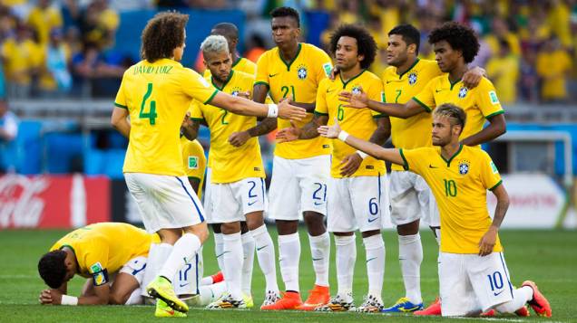 David Luiz cumprimenta os jogadores da seleção após gol nas penalidades
