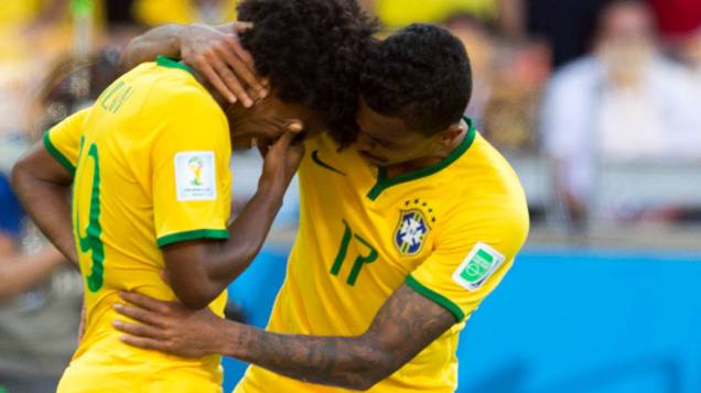 Luiz Gustavo consola Willian após o jogador perder pênalti