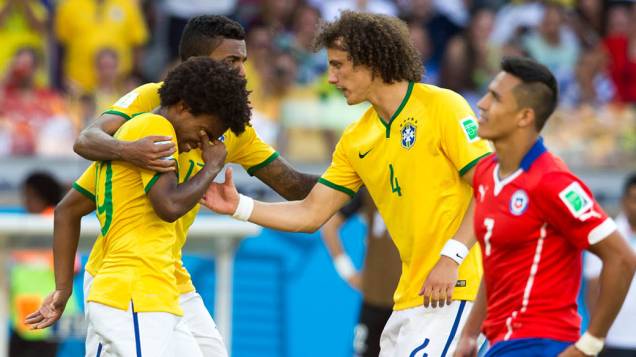 Luiz Gustavo e David Luiz consolam William após o jogador perder pênalti contra o Chile