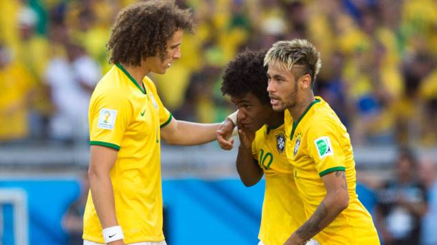 Neymar e David Luiz consola Willian após o jogador perder pênalti contra o Chile