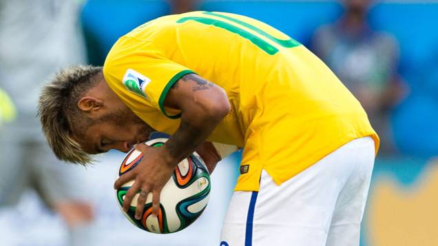 Neymar beija a bola antes de cobrar pênalti contra o Chile