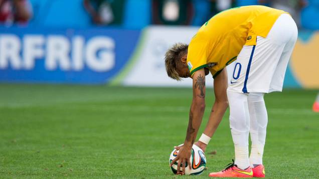 Neymar se prepara para cobrança de pênalti