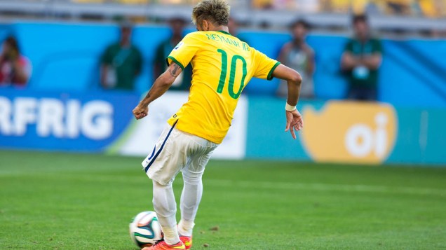 Neymar cobra pênalti contra o Chile