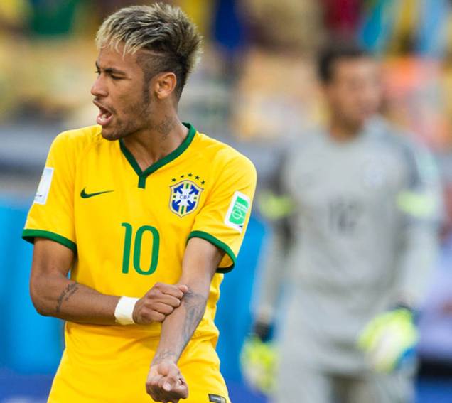 Neymar comemora gol de pênalti contra o Chile