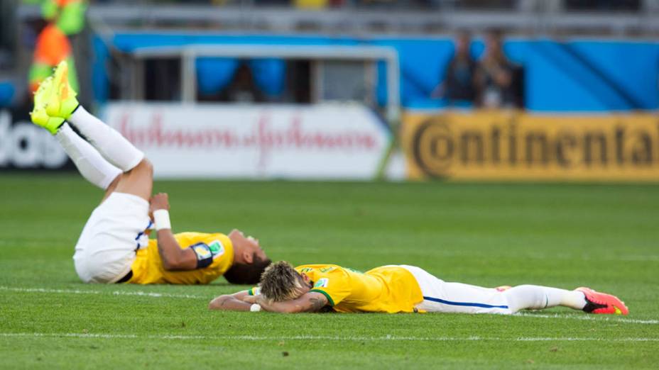 Thiago Silva e Neymar desabam em campo após a vitória nos pênaltis contra o Chile