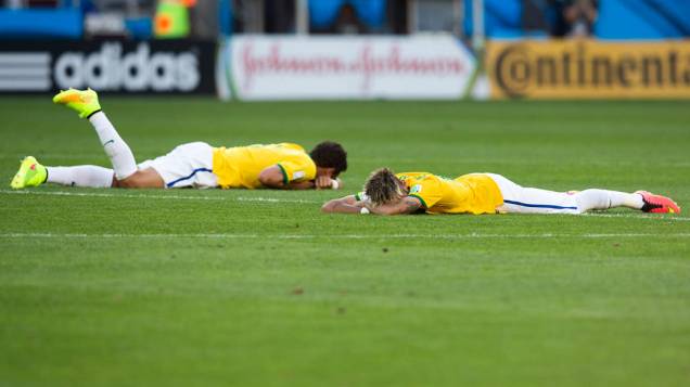 Thiago Silva e Neymar desabam em campo após a vitória nos pênaltis contra o Chile