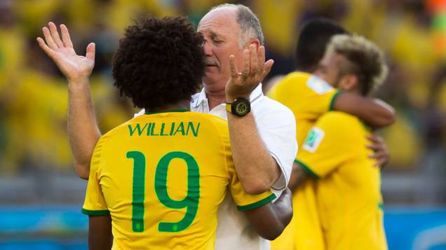 Felipão abraça Willian após a vitória do Brasil sobre o Chile