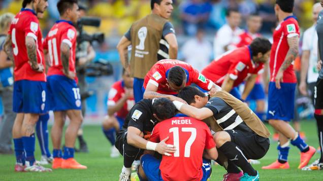 Jogadores do Chile lamentam derrota para o Brasil nas penalidades