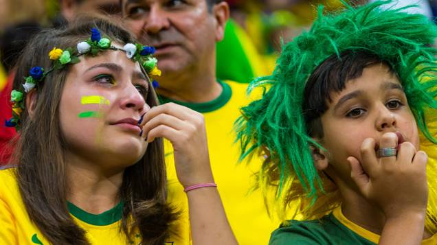 Torcedora chora durante o jogo entre Brasil e Holanda no Mané Garrincha, em Brasília