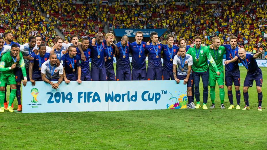 Jogadores da Holanda posam com a medalha de bronze após vencerem o Brasil no Mané Garrincha, em Brasília