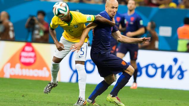 Fernandinho disputa a bola com o holandês Robben no Mané Garrincha, em Brasília