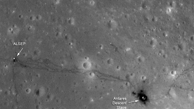 <p>Trilhas deixadas pelas pegadas dos astronautas Alan Shepard e Edgar Mitchell na missão Apollo 14 podem ser observadas claramente nesta nova imagem obtida pela sonda LRO</p>