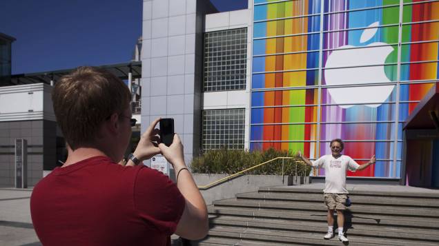 Fãs fotografam a fachada do Yerba Buena Center for Arts, em São Francisco, Califórnia onde será realizado o anúncio do novo iPhone 5