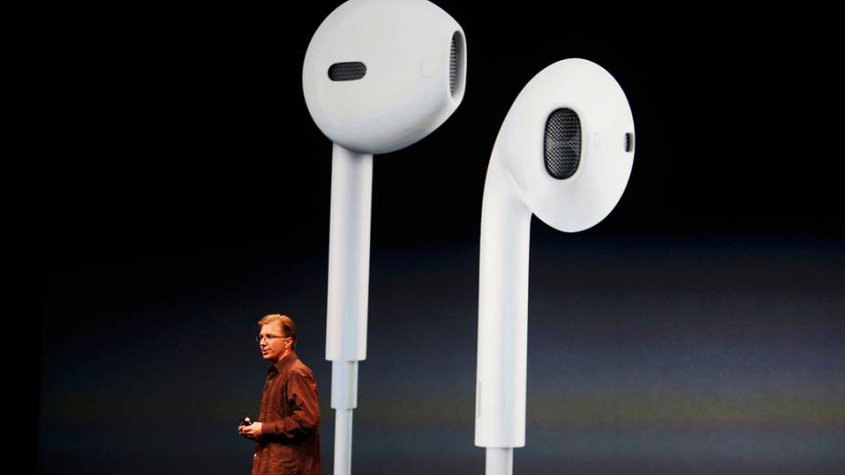 Greg Joswiak, vice-presidente de iPod, iPhone e iOS apresenta os novos fones de ouvido que ganharam formas ovaladas