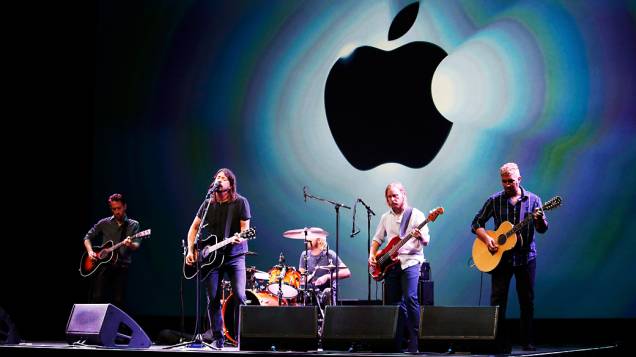 Banda Foo Fighters se apresenta em evento da Apple, no Yerba Buena Center for Arts, em São Francisco, Califórnia