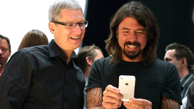 O executivo-chefe da Apple Tim Cook (esq.) e Dave Grohl da banda Foo Fighters olham o novo iPhone 5 durante evento da Apple