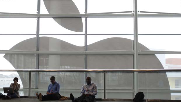 Logotipo da Apple é mostrado no Moscone Center, local de realização do WWDC