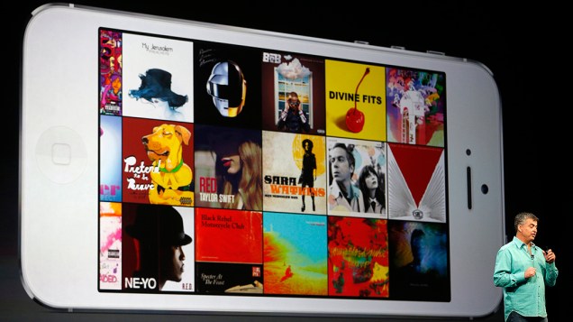 Eddy Cue, vice-presidente sênior da Apple para software e serviços de internet, exibe a nova interface do iTunes durante a WWDC 2013, em São Francisco, Califórnia