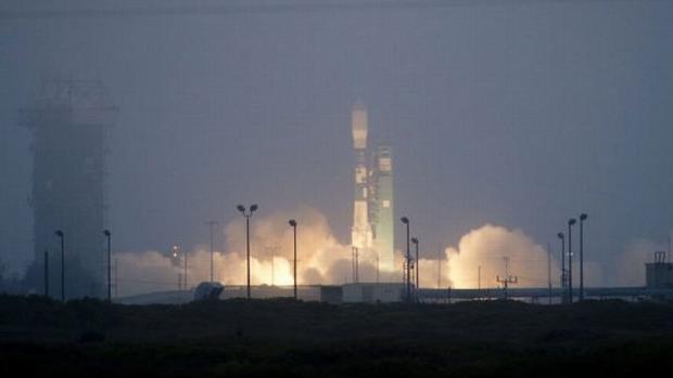 O foguete Delta II decola com o satélite Aquarius/SAC-D